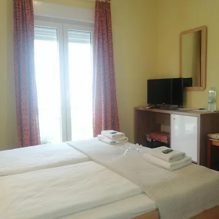 Simon 4* Lopar