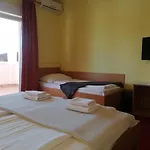 Simon 4* Lopar