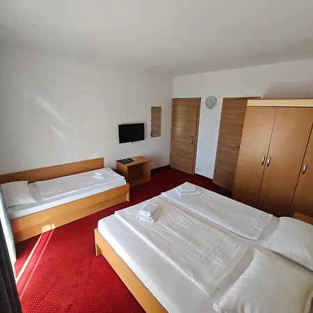 Simon 4* Lopar